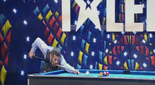 E bun de tot. Gabi Visoiu, maestru in biliard artistic, a bagat 14 bile dintr-o lovitura. Trebuie sa vezi ca sa crezi: VIDEO