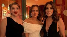 Apariție rară în familia Lopez. J Lo, alături de cele două surori extrem de discrete, la aniversarea de 80 de ani a mamei sale, în Las Vegas