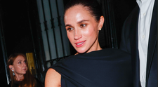 Gest impardonabil! Ce a făcut Meghan Markle când a trecut pe lângă locul în care Prințesa Diana, mama soțului ei, a murit. Fanii, șocați de ”nesimțirea” ei