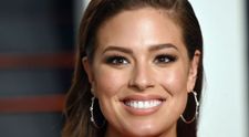 Doar ea putea arata atat de bine in latex si satin. Ashley Graham, tinuta indrazneata care i-a pus in valoare silueta