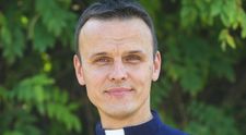 El este preotul prins că și-a făcut cont pe o platformă destinată adulților! Ce scop a avut gestul lui scandalos