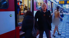 A mers cu metroul complet dezbracata, sub privirile stupefiate ale pasagerilor. Motivul pentru care aceasta femeie a renuntat complet la haine