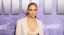 Jennifer Lopez a renunțat la colanți și a ieșit pe stradă ca o adevărată divă. Cum arată într-o ținută de mii de dolari