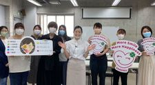 În Japonia, oamenii învață să zâmbească din nou, după ce au purtat prea mult măști de protecție sanitară