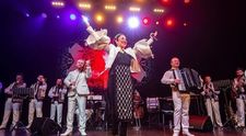 VIDEO Andra a cucerit Bacăul cu două concerte spectaculoase
