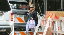 De la fashion icon la gospodină care vine de la piață. Celebra actriță, surprinsă de paparazzi nemachiată, în pantaloni de trening, papuci și tricou gri