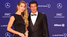 A fost unul dintre cei mai valorosi si sexy fotbalisti. Cum a fost surprins Figo la plaja, alaturi de superba sa sotie