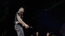 Un rocker cunoscut a mărturisit că este gay, deși este căsătorit de 13 ani. Cum a reacționat soția lui