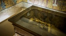 Mormântul lui Tutankamon, redeschis. Misterul petelor negre din camera mortuară