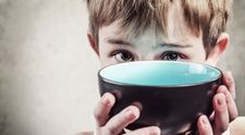Povestea impresionantă a văduvei care s-a apucat să fiarbă pietre ca să își adoarmă copiii care așteptau mâncare