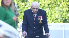 Veteranul care a strâns 33 de milioane € pentru medici, asaltat cu felicitări pentru ziua sa de naștere