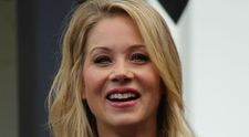 Christina Applegate s-a casatorit. Rochia de mireasa a fost creata de o romanca