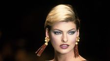 Linda Evangelista, prima apariție după ce a dezvăluit că și-a distrus chipul iremediabil: Nu mai pot trăi așa!