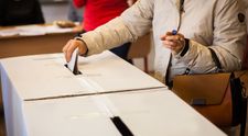 Un bărbat din Argeș a murit în ziua alegerilor, chiar în fața unei secții de votare. Care a fost cauza decesului