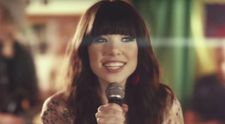 Îți mai aduci aminte de artista care a rupt topurile cu piesa „Call me maybe”? Și-a schimbat complet look-ul, s-a căsătorit, iar de curând a devenit mamă! Cum arată astăzi Carly Rae Jepson