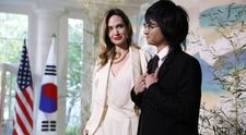 Angelina Jolie, imaginea perfecțiunii la Casa Alba, alături de fiul ei, Maddox. Actrița și-a schimbat look-ul