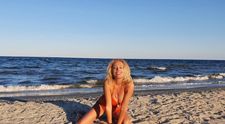La 50 de ani, Dana Săvuică e sexy precum Marilyn Monroe, în costum de baie, pe o plajă sălbatică din România