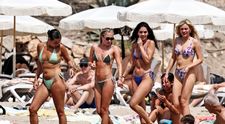 Mama ei a fost cel mai de succes model britanic, iar ea vrea să îi calce pe urme. Cum a fost surprinsă tânăra la plajă, alături de gașca de prietene