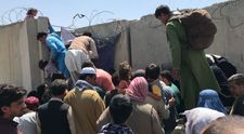 VIDEO Captivi în războiul celor mari. Cum sunt scoși copiii afgani din Iadul din Kabul