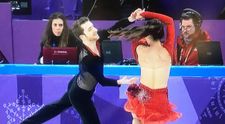 Moment incredibil. Ce s-a intamplat cu patinatoare careia i s-a deschis rochia in timpul programului :))