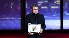 Cristian Mungiu, moment inedit în aeroport din cauza trofeului câștigat la Cannes. Ce a pățit regizorul când personalul aeroportului l-a văzut la scanner: „A fost amuzant şi prima oară, a fost amuzant şi acum”