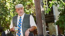 Primarul Vasile analizează natura umană: „Ne-am dezvoltat greșit, Robi! Facem ceva ce nu e bine. Nu ne mai ajunge nimic. Orice, vrem de două ori. Avem de două ori, vrem de patru ori”