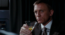 Bond trebuie să renunțe la Vodka Martini. Ce au descoperit cercetătorii după ce au analizat filmele din seria 007