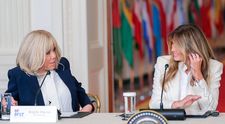 Ce i-a șoptit Melania Trump lui Brigitte Macron, după ce a apărut alături de un robot umanoid. Au bârfit ”ca fetele”