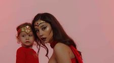 Nicole Cherry s-a costumat în Wonder Woman de Halloween! Artista a realizat un pictorial adorabil alături de fiica sa, Anastasia