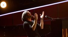 Chris Martin de la Coldplay a compus o piesă inspirată de pasiunea lui Leonardo DiCaprio pentru pantalonii scurți cargo