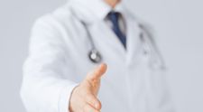 Un sat din Franta si-a gasit medic roman pe Internet. Francezii au refuzat postul, fiindca nu era la un drum principal