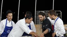 Nu i-ai vazut niciodata la treaba si nici atat de nervosi. Juratii gatesc cot la cot cu concurentii. Atmosfera din bucatarie a devenit exploziva
