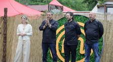 Masterchef, 30 septembrie. Concurenții trebuie să reinterpreteze micii tradiționali. Chefii vin cu niște idei de reteță surprinzătoare: chiftele, mici pane sau în chiflă: ”E mai mare competiția între noi decât între echipe”