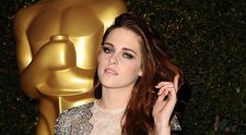 Kristen Stewart, uda si mai dezbracata ca niciodata. Cat de mult s-a vazut prin materialul boxerilor albi cand actrita a iesit din apa