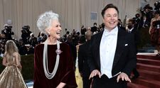 Maye Musk, mama lui Elon Musk, a devenit cel mai în vârstă model care pozează pe coperta Sports Illustrated