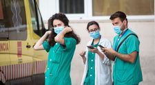 Tot mai mulți pacienți “vindecați” de Covid-19, din nou pozitivi. Ce spun experții: te poți infecta din nou?