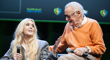 Fiica lui Stan Lee, implicată într-un scandal monstruos. A fost acuzată că și-a bătut propriul tată