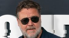 Russell Crowe, în tandrețuri cu iubita tinerică! Cum arată blonda care l-a cucerit