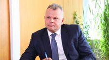 De la birou și costum, la sortat deșeuri la groapa de gunoi. El e noul șef sub acoperire!