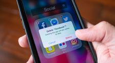 Tu de ce mai pierzi vremea pe Facebook? Studiile arata ca tinerii parasesc in masa aceasta retea de socializare