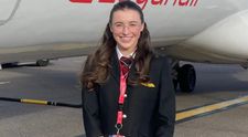 La 21 de ani îi învăța pe alții să piloteze avioane, iar la 26 a ajuns căpitan. La nivel mondial, este cea mai tânără femeie care ocupă o asemenea funcție într-o companie aeriană