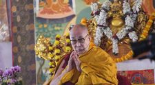 VIDEO Dalai Lama, controversă uriașă după ce sărutat un băiețel pe gură și i-a spus să-i atingă limba