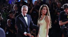George Clooney, topit după soția Amal și la 10 ani de la nuntă! Au radiat de fericire și au făcut paradă de gesturi tandre pe covorul roșu de la Veneția: „Ce bărbat norocos!”