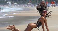 Brazilianca ce se mândrește cu un corp perfect. Izabel Goulart, apariție irezistibilă la plajă