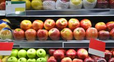 Avertisment de la un medic gastroenterolog! Ce riscăm când mâncăm mere din supermarket cu coajă