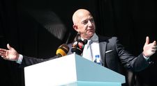 Jeff Bezos, aspru criticat după ce a cerut bani de la populație pentru sprijinirea angajaților Amazon