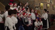 Catedrala din Baia Mare s-a umplut de pachete pentru cei nevoiasi. In semn de multumire, copiii veniti au colindat