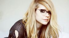 Avril Lavigne iubeste din nou. Fotografia care i-a facut pe internauti sa spuna ca e insarcinata