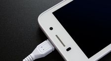 A mai cazut un mit! Ce se intampla atunci cand lasi telefonul la incarcat toata noaptea