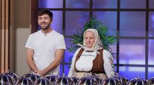 Mircea Bravo și bunica lui, Tanti Lenuța, invitați speciali la Masterchef! Concurenții trebuie să ghicească ce a pus bunica în ciorbă. Miza este uriașă. ”Din păcate, mamaie s-a zgârcit”